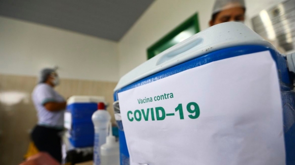 Vacina��o contra a Covid-19 prossegue em Luc�lia, agora com os grupos de moradores de 50 a 59 anos (Foto: Marcelo Camargo/Ag�ncia Brasil).