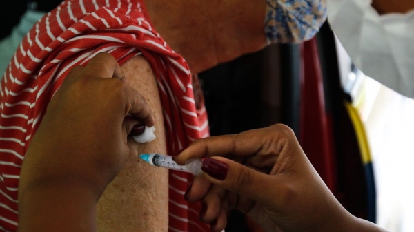 Prote��o pela vacina � efetivada ap�s a segunda dose  (Foto: T�nia R�go/Ag�ncia Brasil).