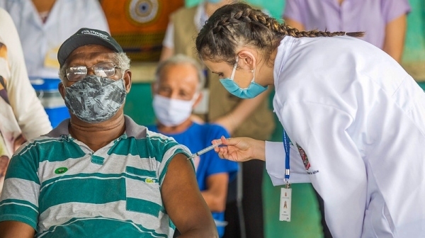 Idosos recebem doses da vacina contra a Covid-19 (Imagem: GovSP).