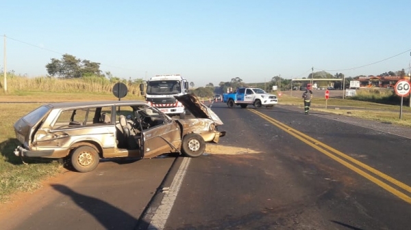 Ao atravessar a pista, ve�culo foi colhido por caminh�o (Cedida/PM Rodovi�ria).