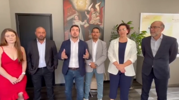 A secret�ria municipal da Fazenda, Luciana Contreira, vereador Maurilei (Galo) Farias, deputado estadual Vin�cius Camarinha, vereador Willian Vianna, prefeita Tati Guilhermino e o secret�rio de desenvolvimento regional Rubens Cury (Reprodu��o).