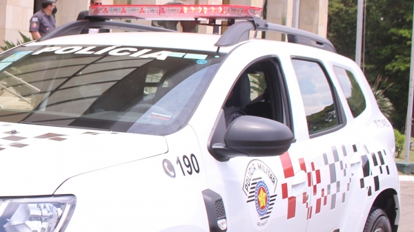 Homem de 38 anos, com mandado de pris�o, � capturado em fiscaliza��o de tr�nsito pela PM, em Luc�lia (Foto: GovSP).
