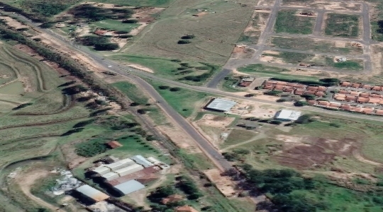 Encontro da Avenida Amizade J�ia com a Rodovia Vicinal Jo�o Vaz Pinto (JVP) � ponto cr�tico no tr�nsito de Luc�lia (Google Maps).
