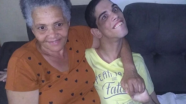 Vitor pede apoio para poder reformar sua cadeira ortop�dica (Reprodu��o/Vakinha).