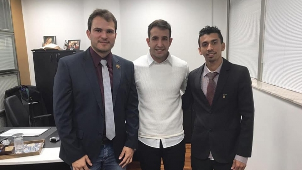 Deputado estadual Tenente Coimbra (ao centro) e os vereadores Eduardo Fatinanci ?Lambari? e Cristiano Marques (Cedida).