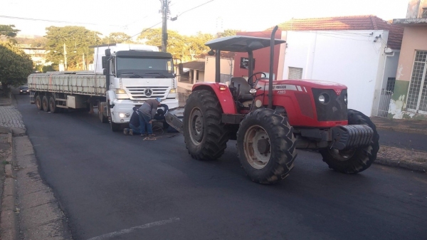 Carreta com carga de vigas de concreto para assentamento de lajes foi rebocada por trator em trecho �ngreme de Avenida Brasil (Foto: Cedida/Fernando Rocha).
