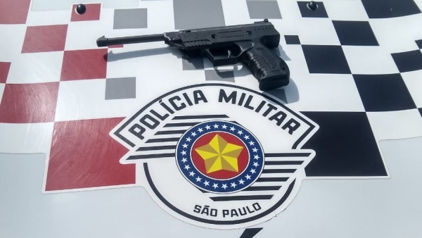 Simulacro de arma de fogo apreendido pela Pol�cia Militar (Divulga��o/PM).