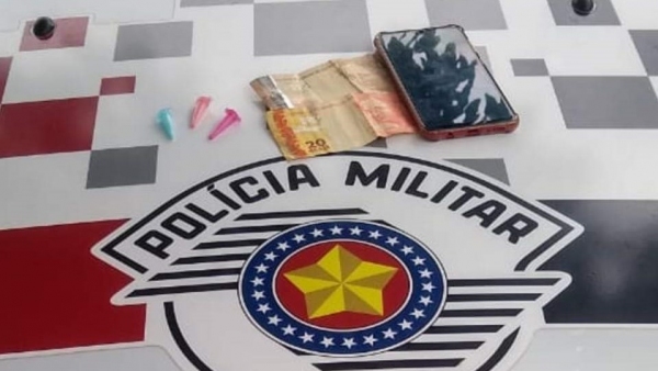 Droga e outros materiais apreendidos na abordagem da Pol�cia Militar (Divulga��o/PM).