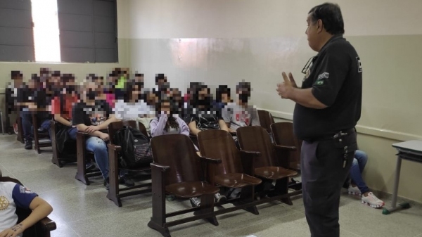 O investigador de polícia Edismar Umberto Pitarello, na palestra aos estudantes (Divulgação/Polícia Civil).