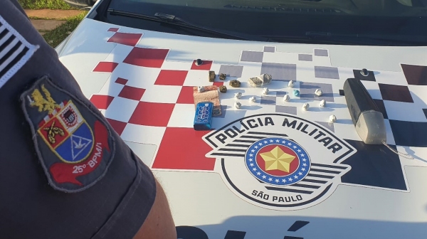 Droga e materiais apreendidos com o homem de 25 anos, que foi preso em flagrante (Divulga��o/PM).