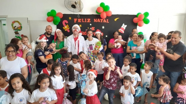 Crian�as que receberam a a��o social s�o alunos de uma creche municipal em Pracinha (Imagem: Cedida).