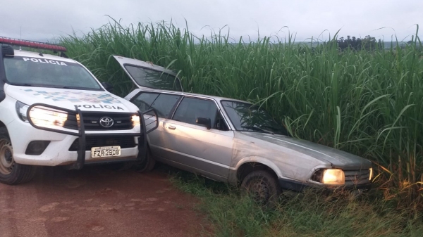 Veículo foi abandonado por dois ocupantes após desobedeceram sinal de parada e sinais sonoros e luminosos da viatura (Divulgação/PM Ambiental).